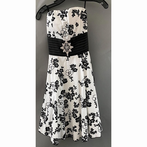 Strapless Black and White Floral Bandage Dress main image 0